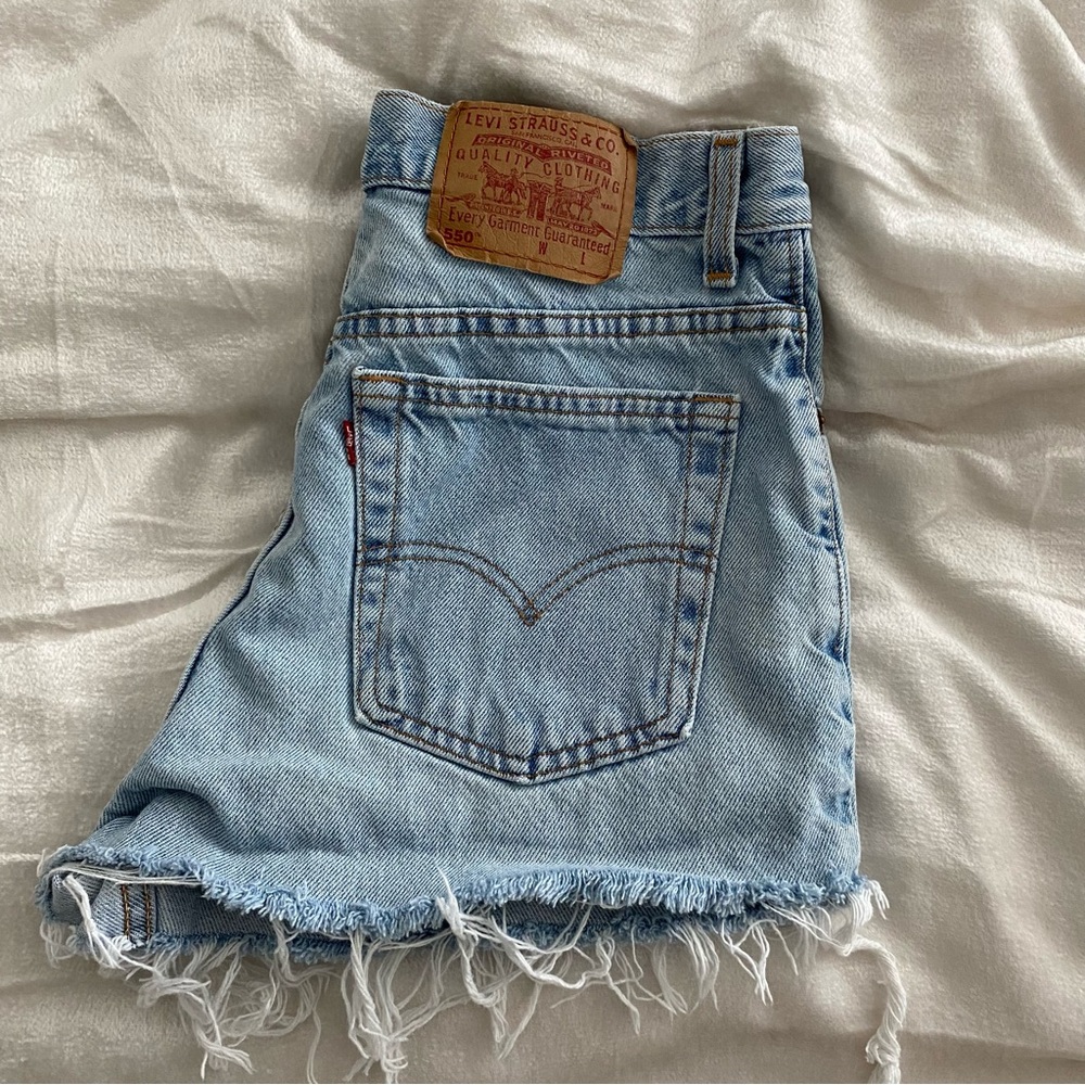 ❌SOLD❌ Vintage Levi’s Denim Relaxed Fit 550 Shorts Distressed | Size 30”